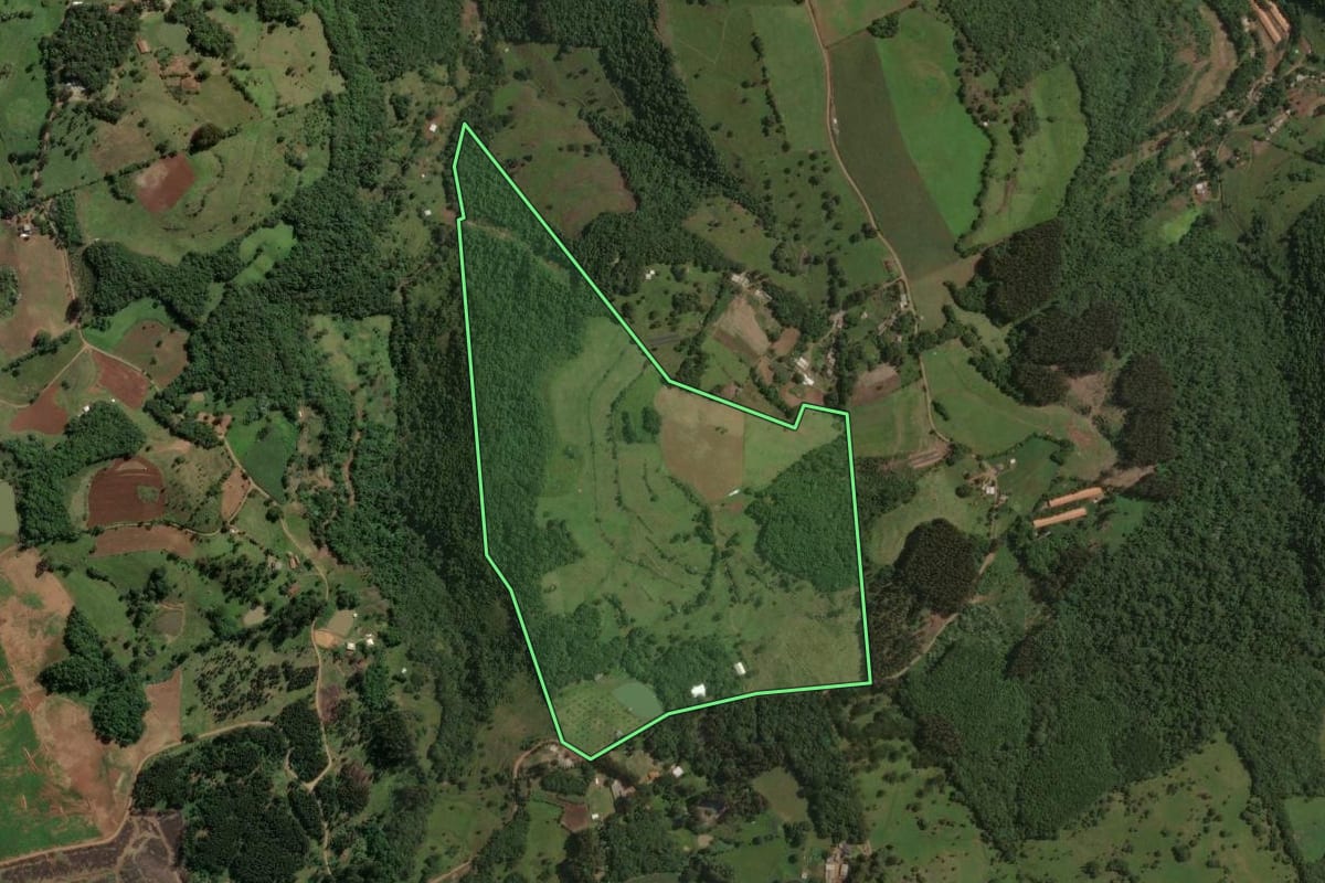 Imagem de satélite do imóvel rural em Capinzal (SC), com o contorno declarado no CAR desenhado por cima.