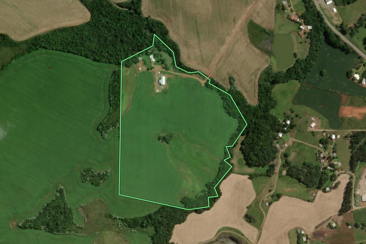 Imagem de satélite do imóvel rural em Capinzal (SC), com o contorno declarado no CAR desenhado por cima.