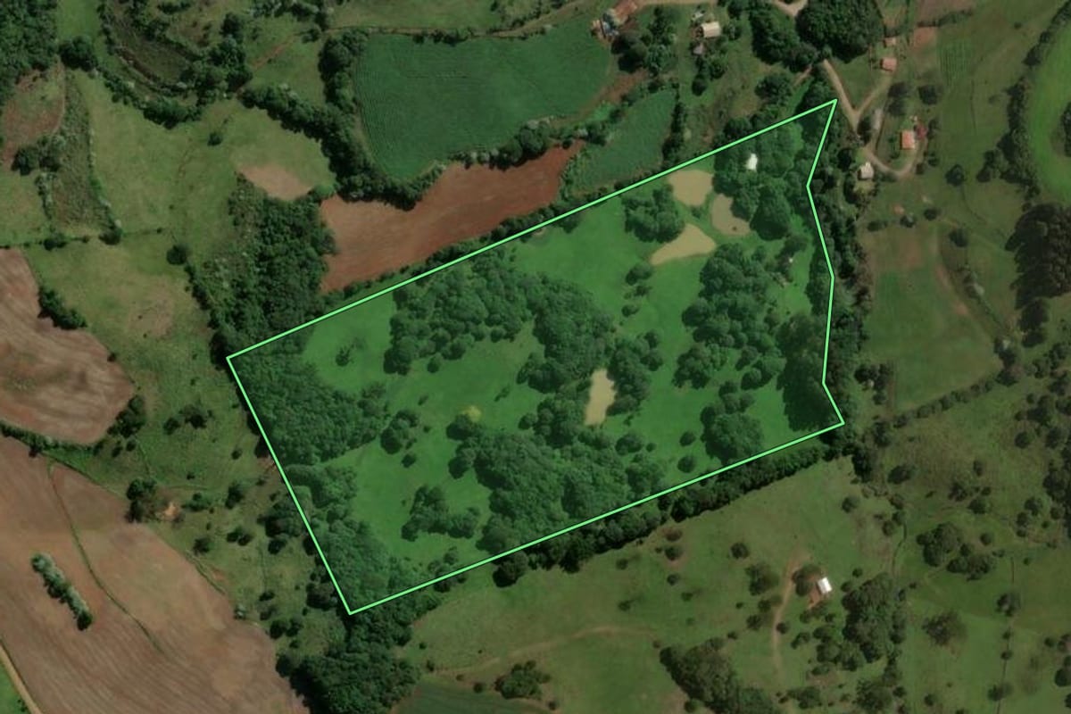 Imagem de satélite do imóvel rural em Capinzal (SC), com o contorno declarado no CAR desenhado por cima.