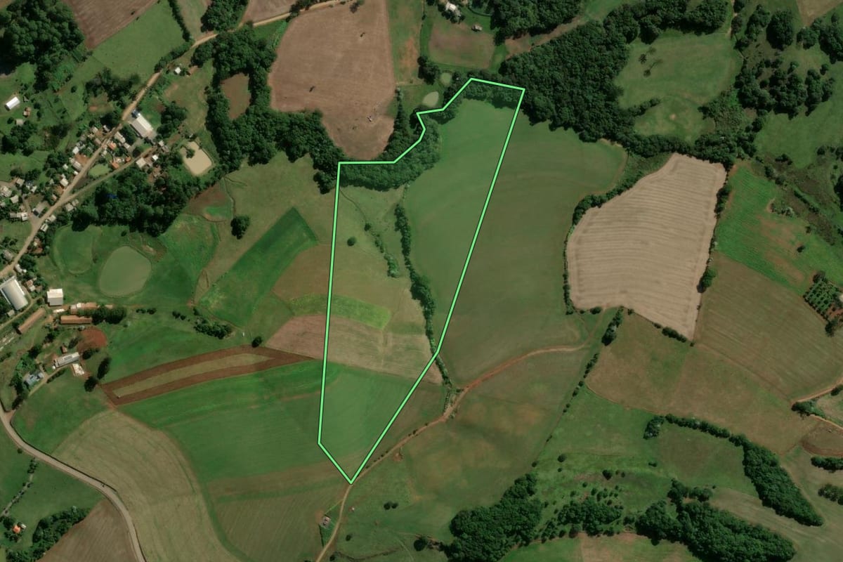 Imagem de satélite do imóvel rural em Capinzal (SC), com o contorno declarado no CAR desenhado por cima.
