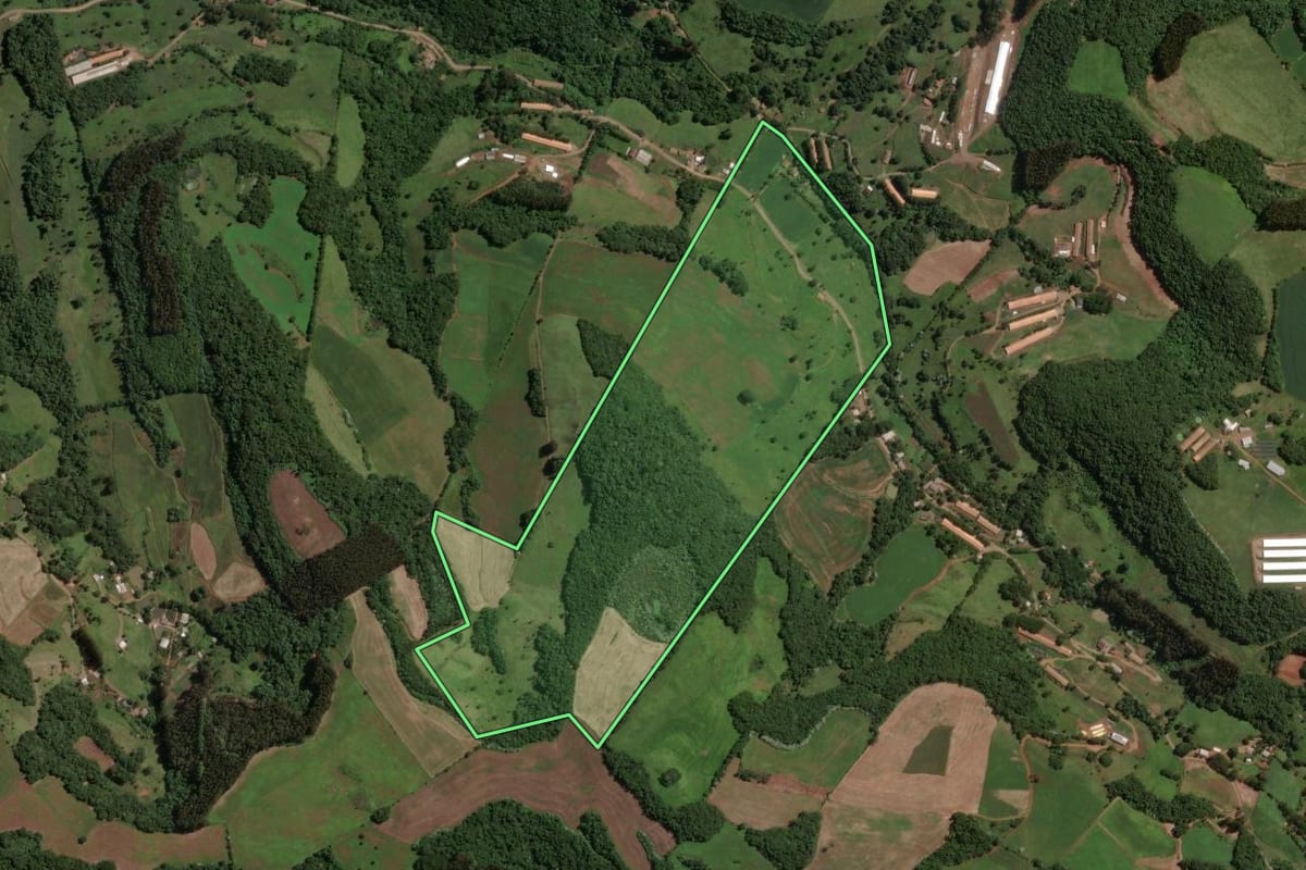 Imagem de satélite do imóvel rural em Capinzal (SC), com o contorno declarado no CAR desenhado por cima.