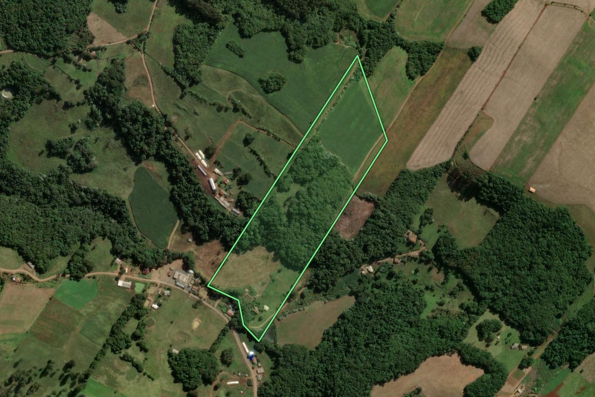 Imagem de satélite do imóvel rural em Capinzal (SC), com o contorno declarado no CAR desenhado por cima.