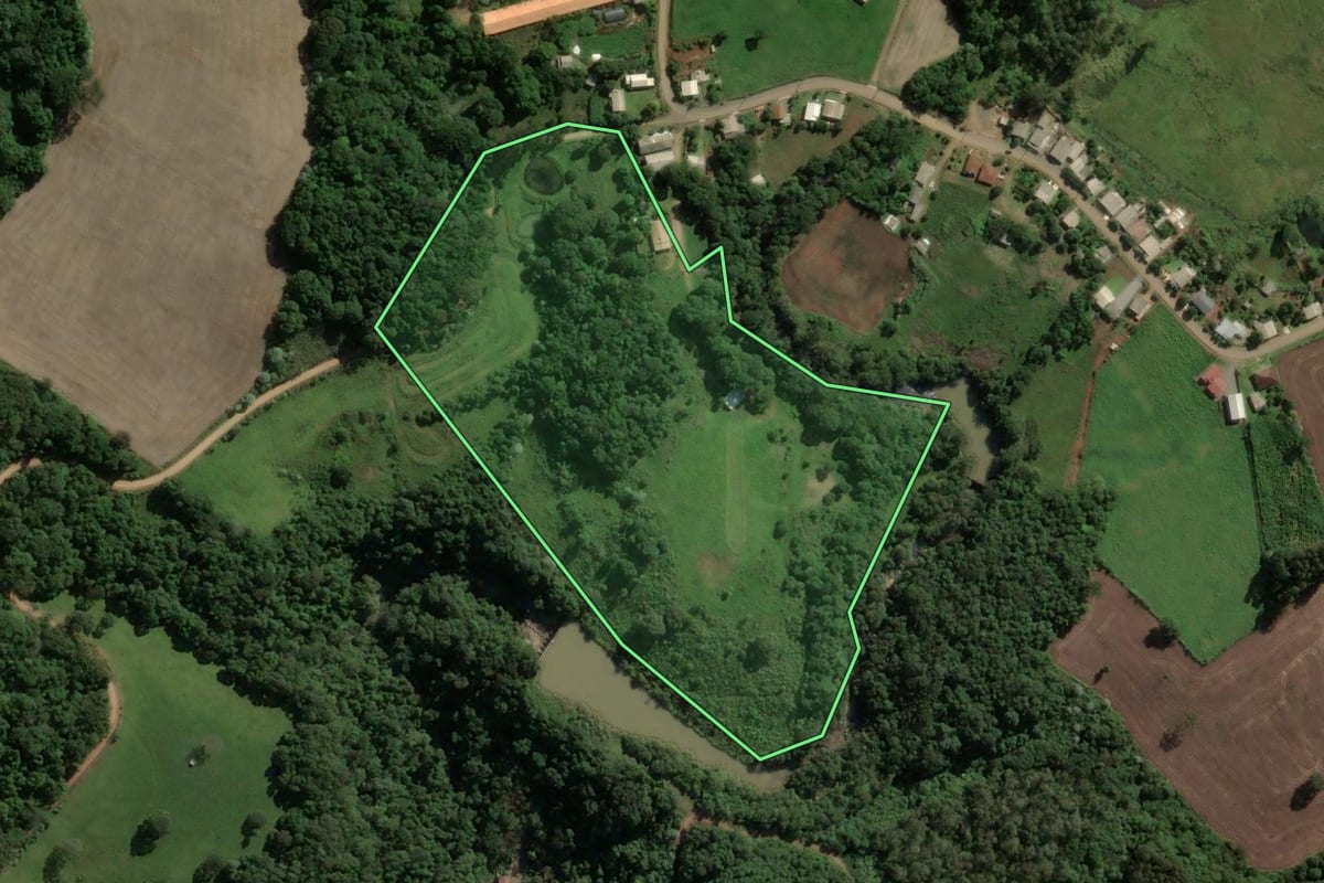 Imagem de satélite do imóvel rural em Capinzal (SC), com o contorno declarado no CAR desenhado por cima.