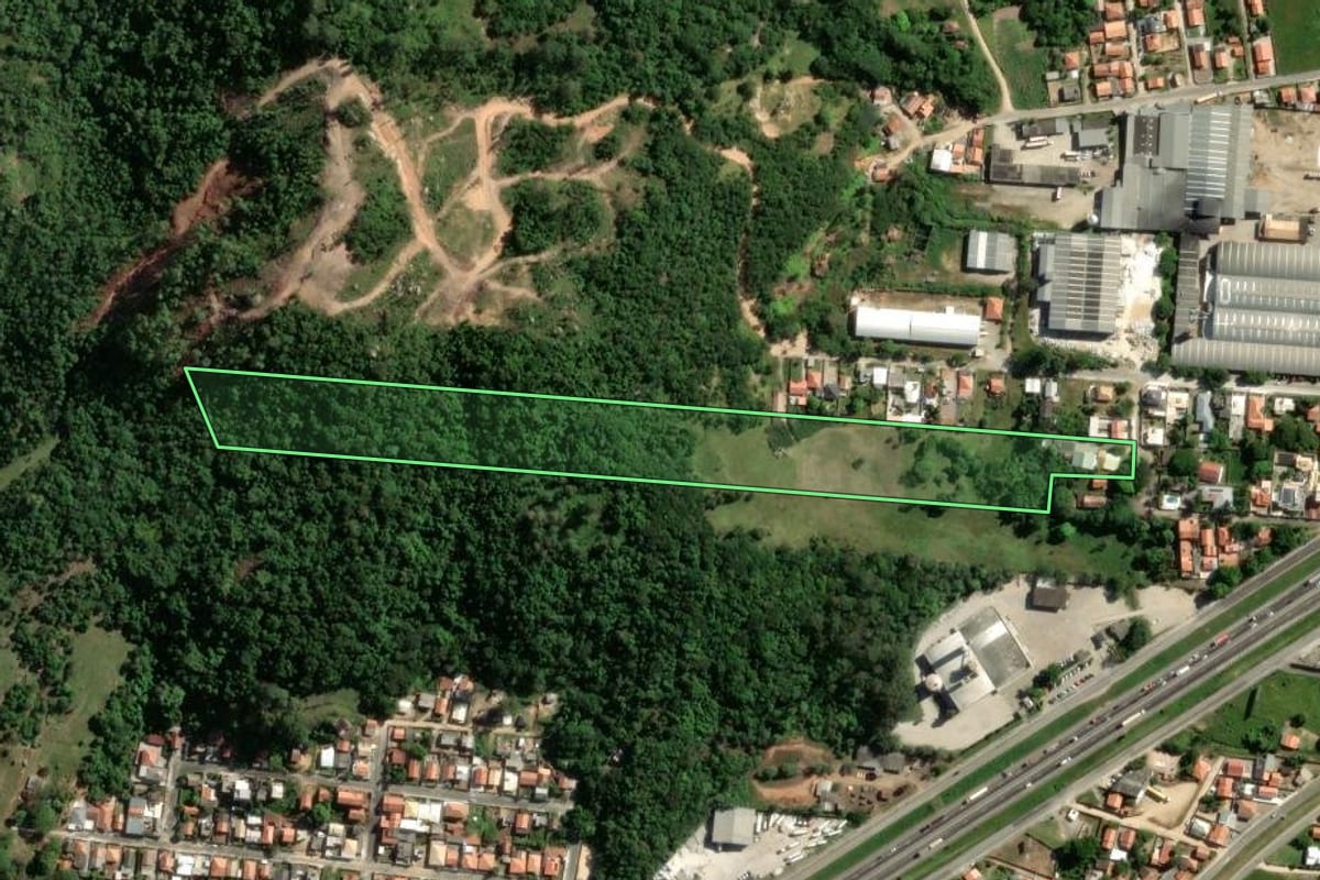 Imagem de satélite do imóvel rural em Capivari de Baixo (SC), com o contorno declarado no CAR desenhado por cima.