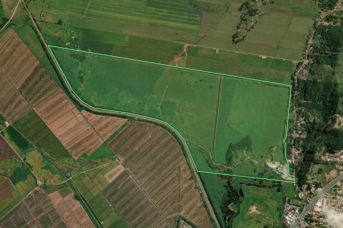 Imagem de satélite do imóvel rural em Capivari de Baixo (SC), com o contorno declarado no CAR desenhado por cima.