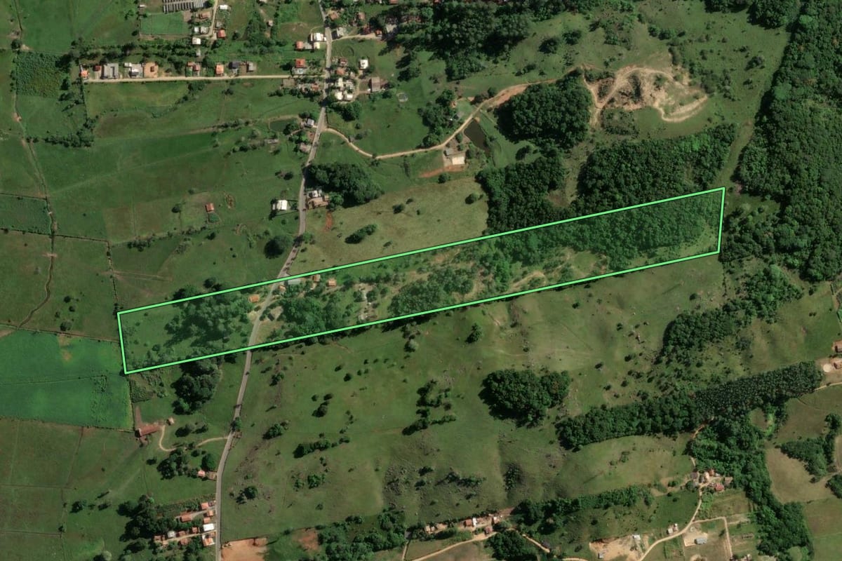 Imagem de satélite do imóvel rural em Capivari de Baixo (SC), com o contorno declarado no CAR desenhado por cima.