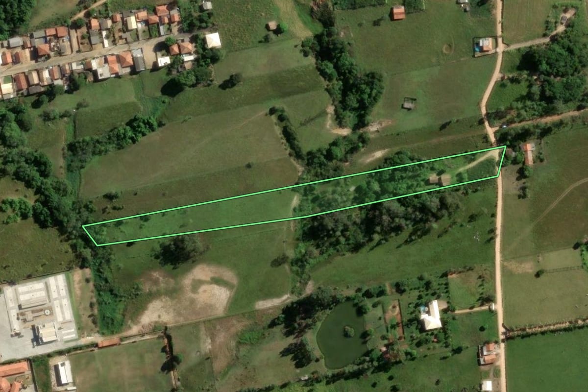 Imagem de satélite do imóvel rural em Capivari de Baixo (SC), com o contorno declarado no CAR desenhado por cima.