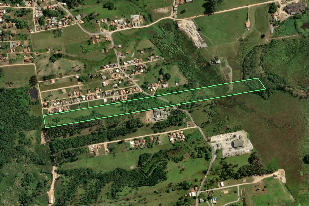 Imagem de satélite do imóvel rural em Capivari de Baixo (SC), com o contorno declarado no CAR desenhado por cima.