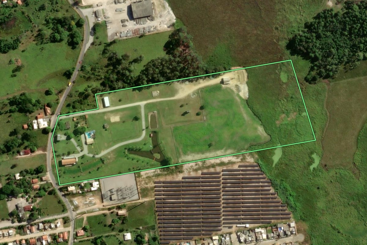 Imagem de satélite do imóvel rural em Capivari de Baixo (SC), com o contorno declarado no CAR desenhado por cima.