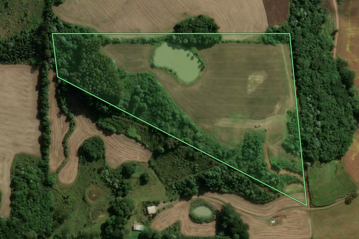 Imagem de satélite do imóvel rural em Catanduvas (SC), com o contorno declarado no CAR desenhado por cima.