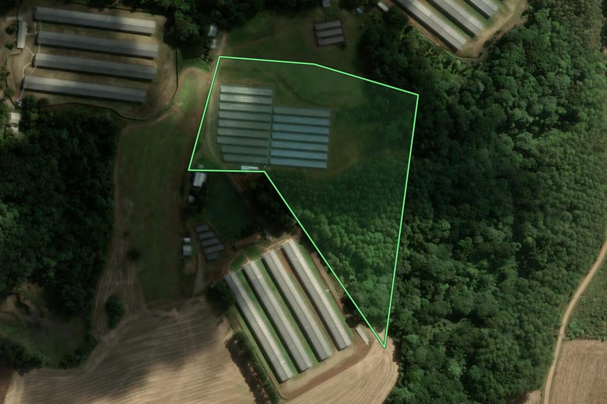 Imagem de satélite do imóvel rural em Catanduvas (SC), com o contorno declarado no CAR desenhado por cima.