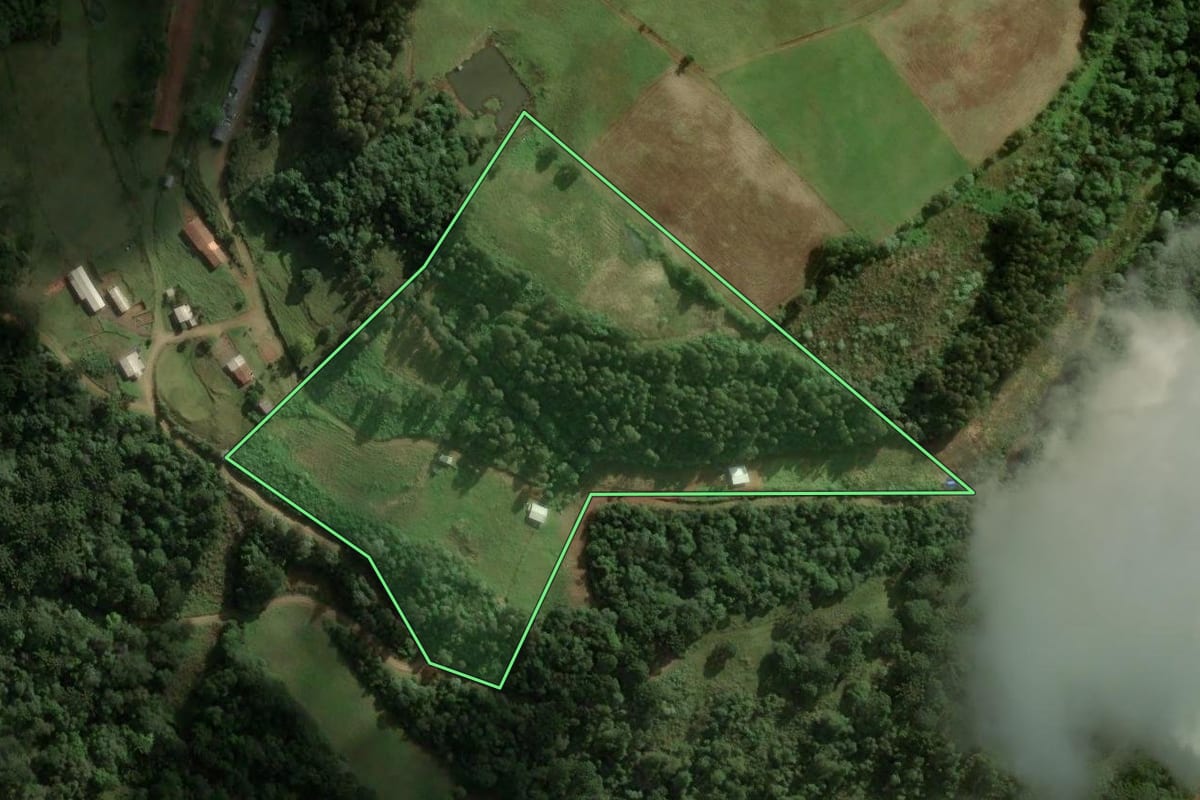 Imagem de satélite do imóvel rural em Catanduvas (SC), com o contorno declarado no CAR desenhado por cima.