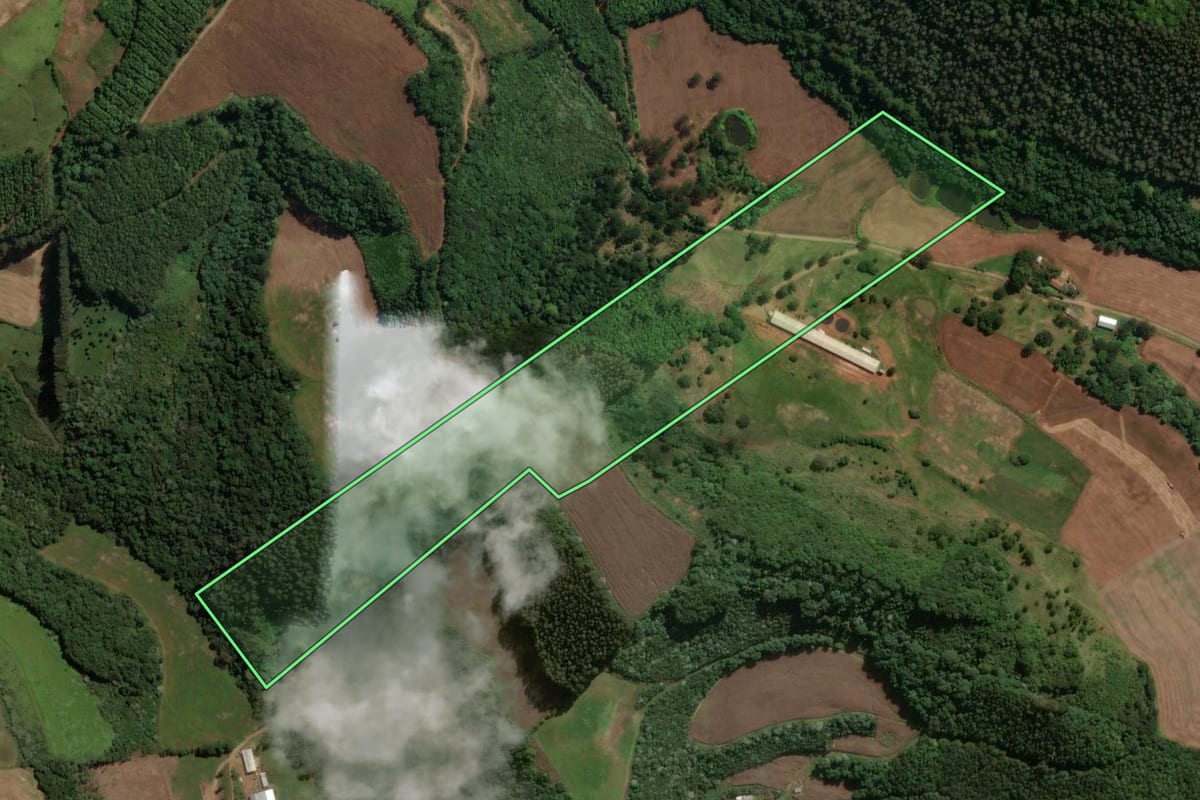 Imagem de satélite do imóvel rural em Catanduvas (SC), com o contorno declarado no CAR desenhado por cima.