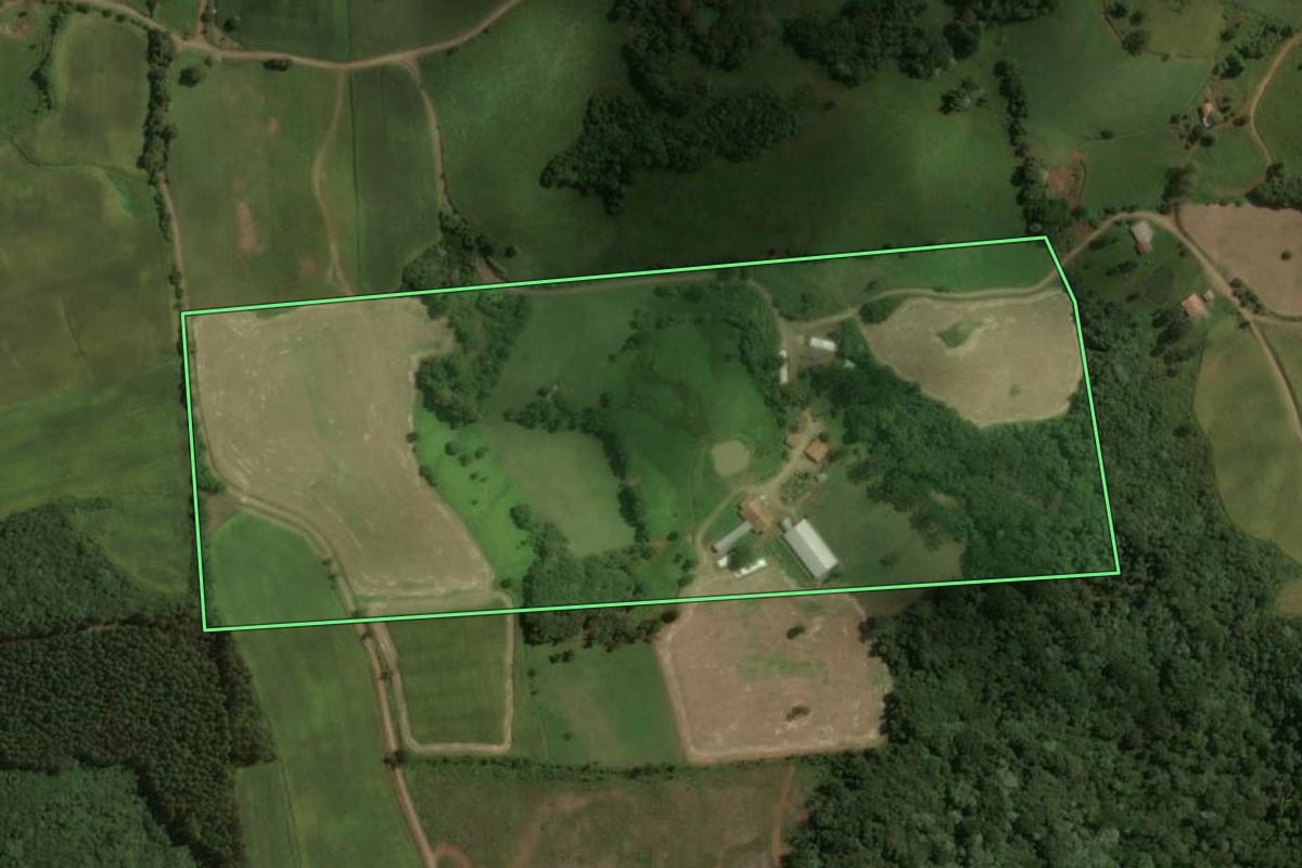 Imagem de satélite do imóvel rural em Catanduvas (SC), com o contorno declarado no CAR desenhado por cima.