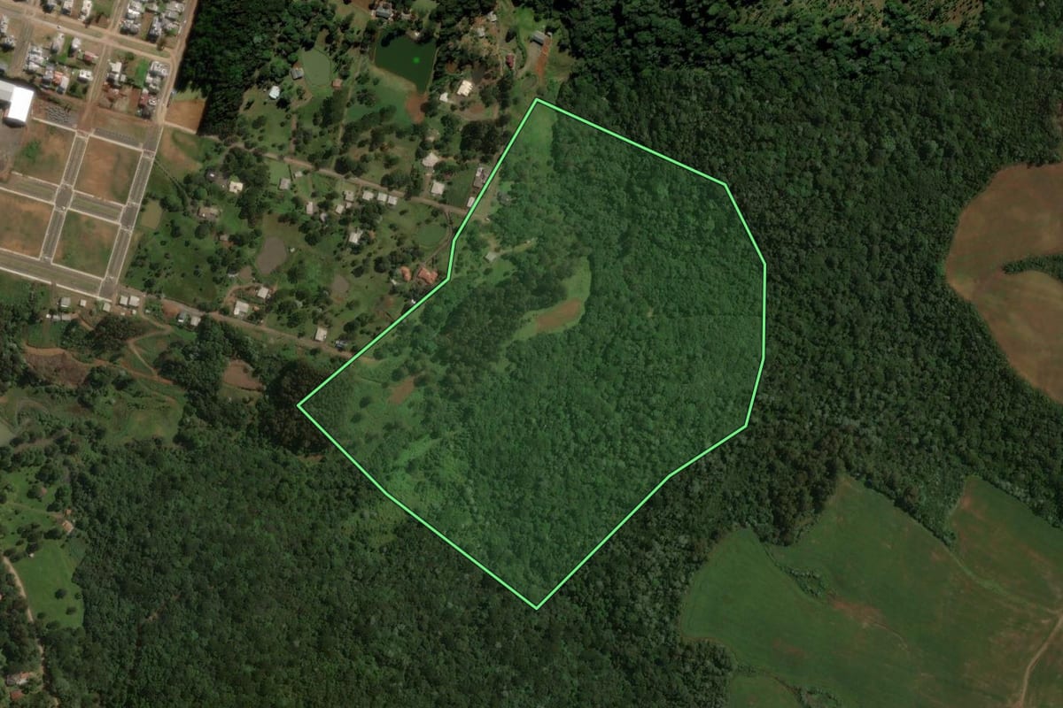 Imagem de satélite do imóvel rural em Catanduvas (SC), com o contorno declarado no CAR desenhado por cima.