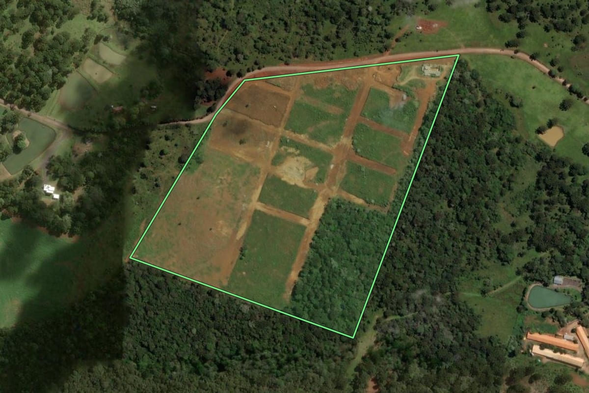 Imagem de satélite do imóvel rural em Catanduvas (SC), com o contorno declarado no CAR desenhado por cima.