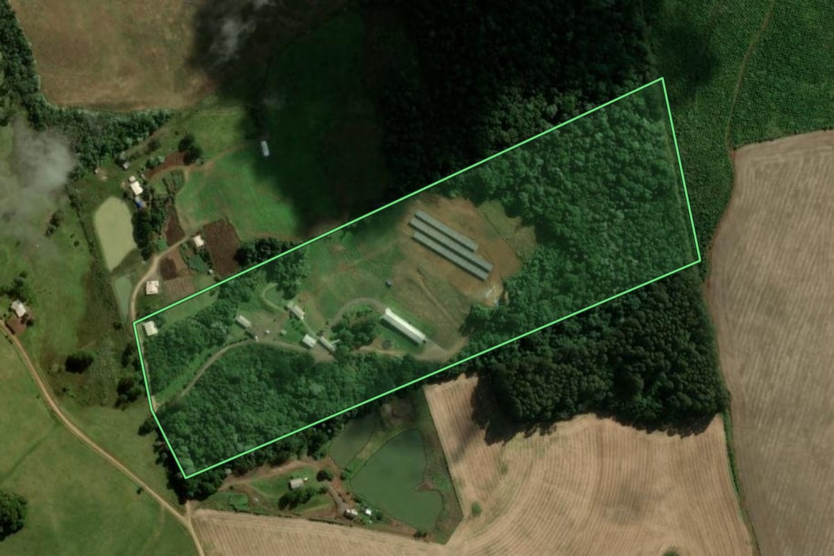 Imagem de satélite do imóvel rural em Catanduvas (SC), com o contorno declarado no CAR desenhado por cima.