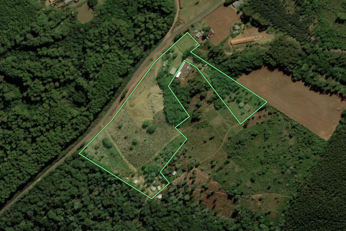 Imagem de satélite do imóvel rural em Catanduvas (SC), com o contorno declarado no CAR desenhado por cima.