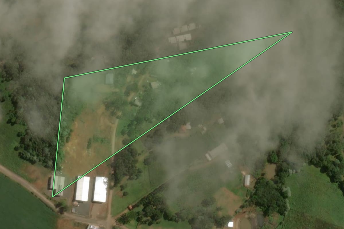 Imagem de satélite do imóvel rural em Catanduvas (SC), com o contorno declarado no CAR desenhado por cima.