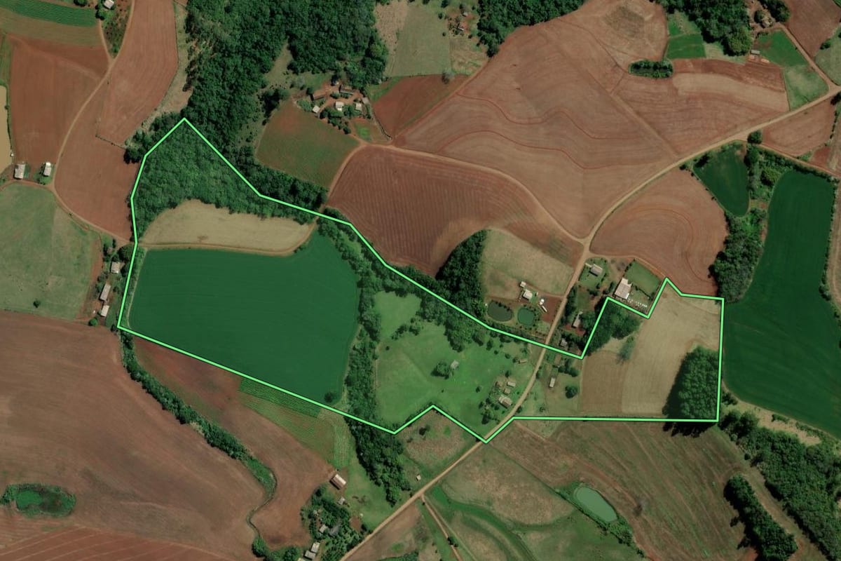 Imagem de satélite do imóvel rural em Caxambu do Sul (SC), com o contorno declarado no CAR desenhado por cima.
