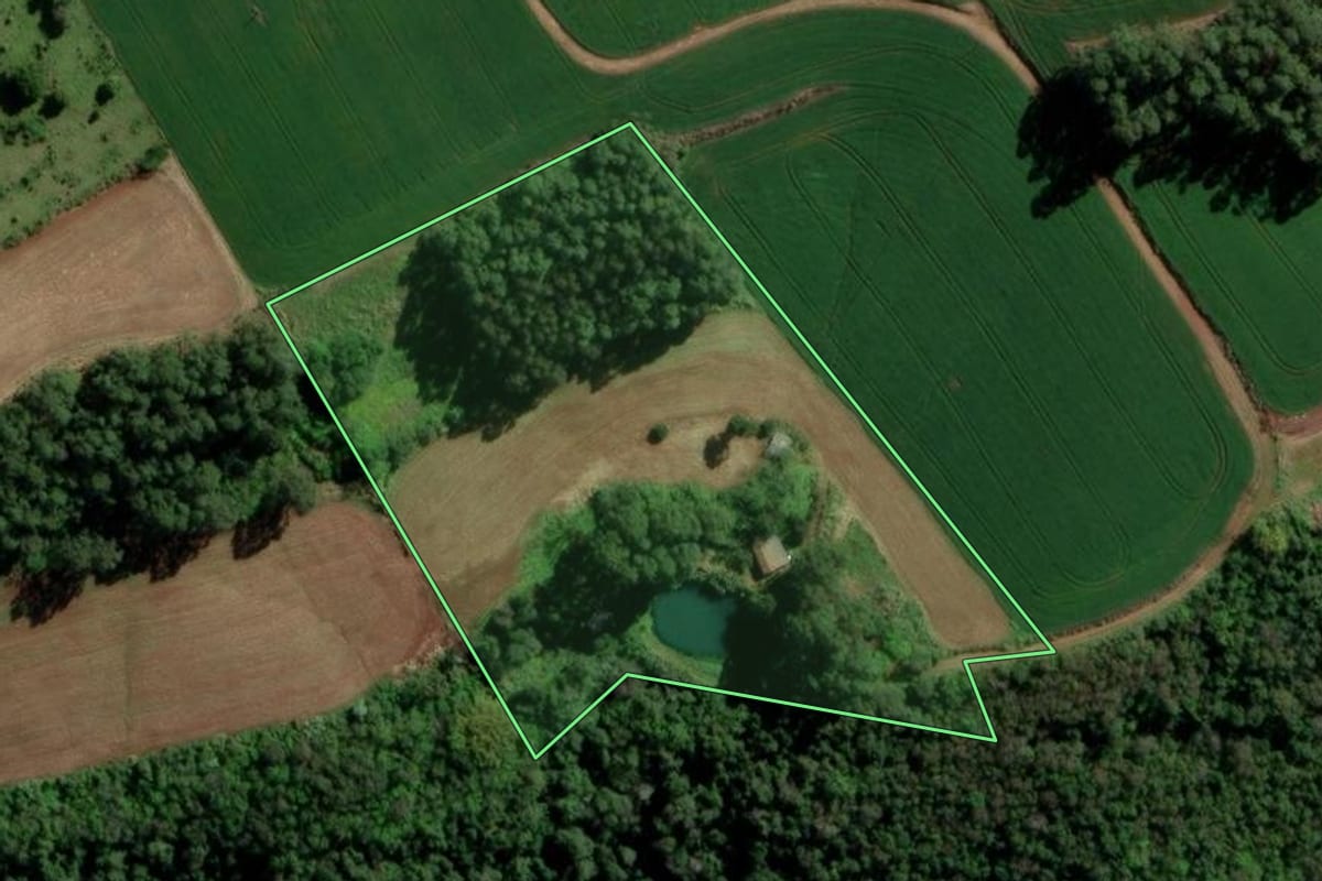 Imagem de satélite do imóvel rural em Caxambu do Sul (SC), com o contorno declarado no CAR desenhado por cima.