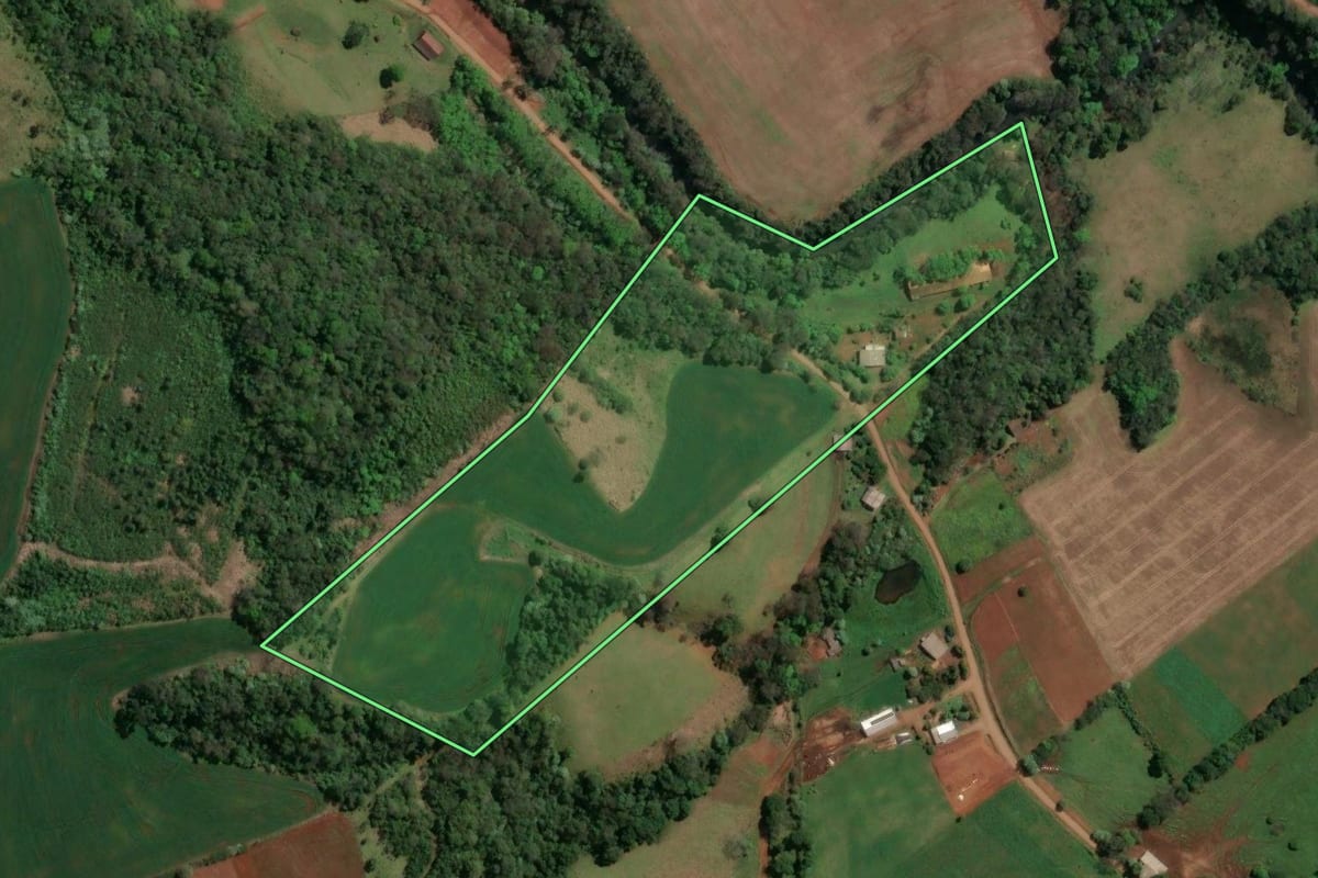 Imagem de satélite do imóvel rural em Caxambu do Sul (SC), com o contorno declarado no CAR desenhado por cima.
