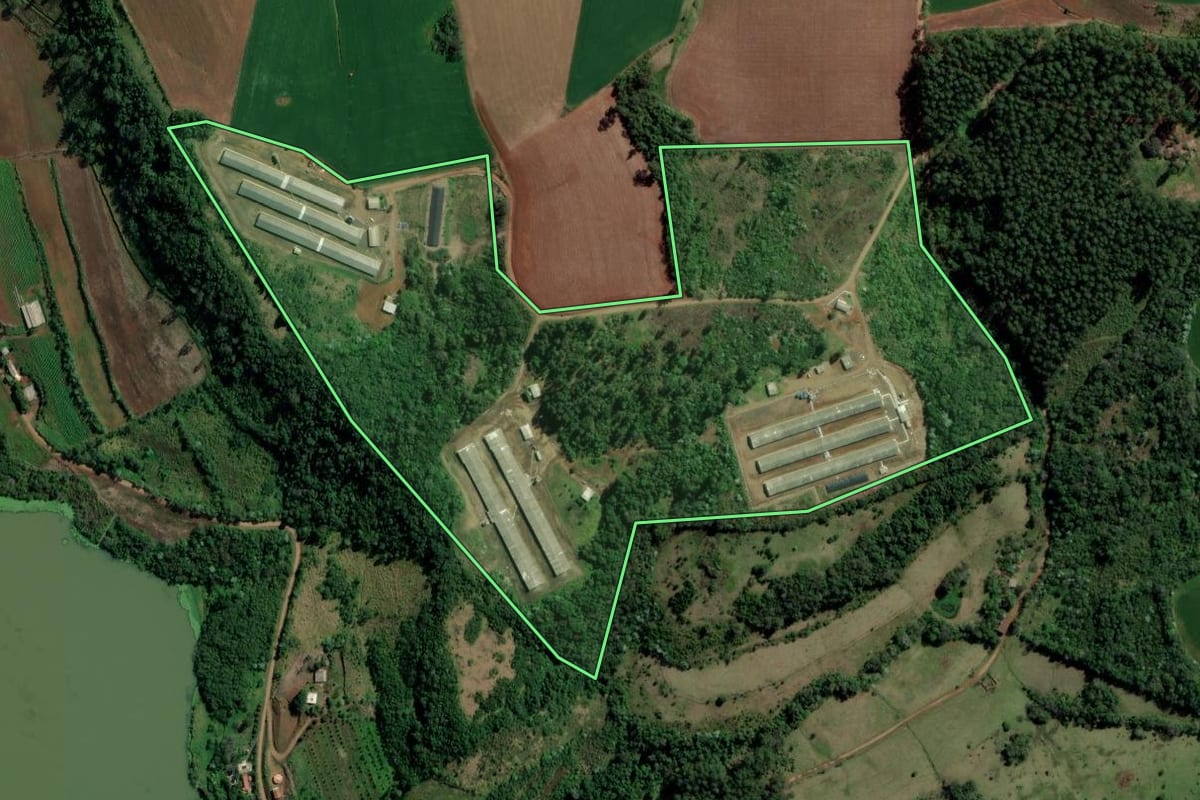 Imagem de satélite do imóvel rural em Caxambu do Sul (SC), com o contorno declarado no CAR desenhado por cima.