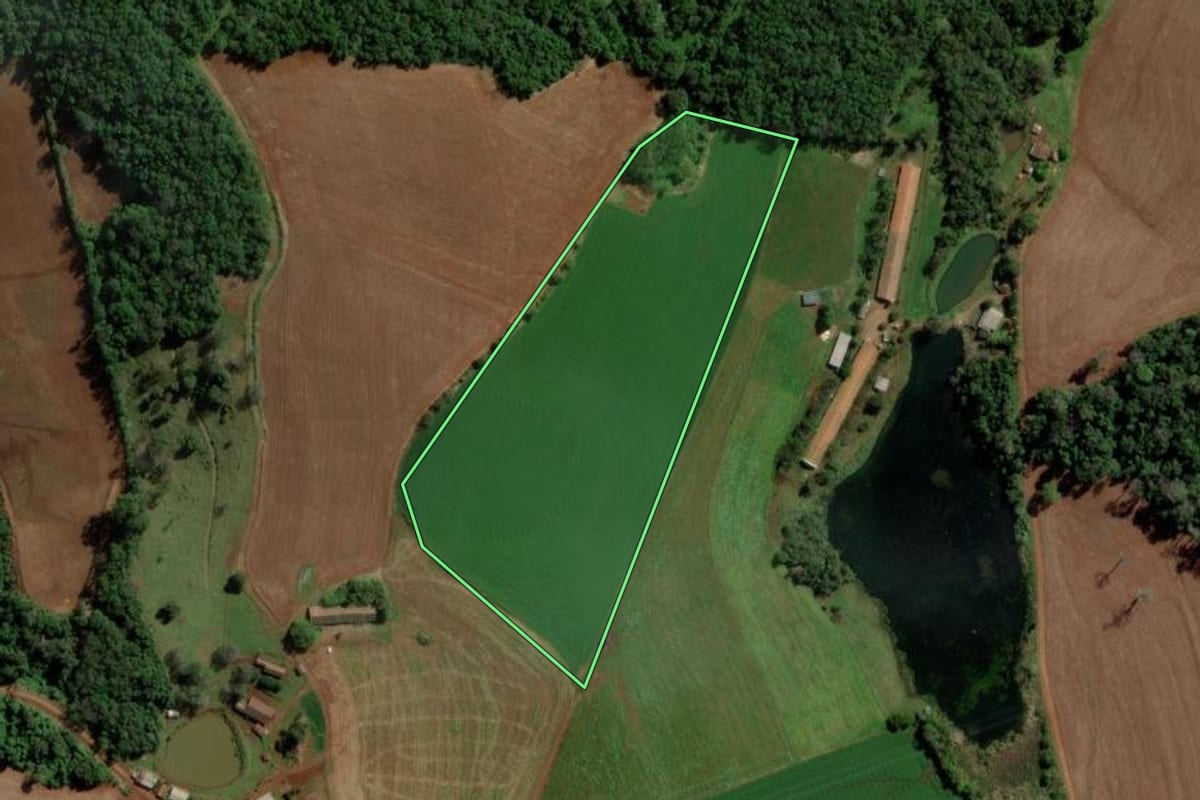 Imagem de satélite do imóvel rural em Caxambu do Sul (SC), com o contorno declarado no CAR desenhado por cima.