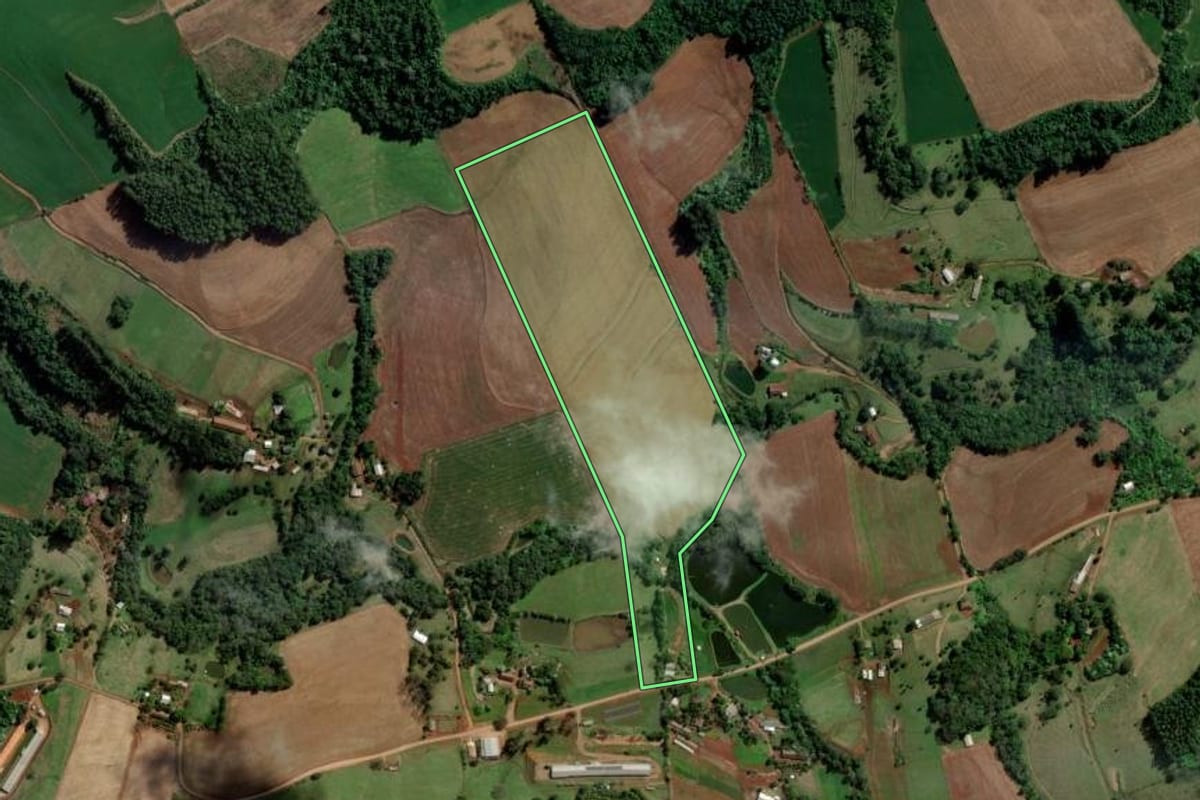 Imagem de satélite do imóvel rural em Caxambu do Sul (SC), com o contorno declarado no CAR desenhado por cima.