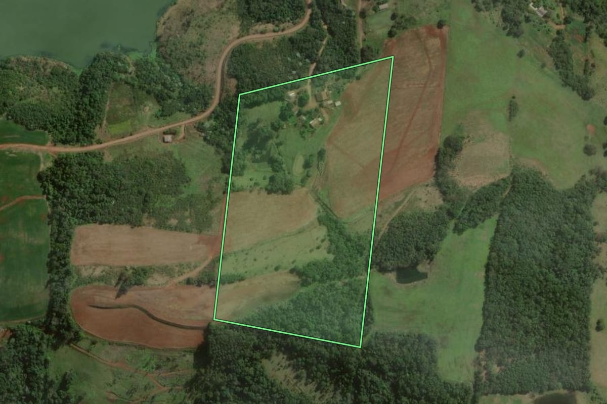 Imagem de satélite do imóvel rural em Caxambu do Sul (SC), com o contorno declarado no CAR desenhado por cima.