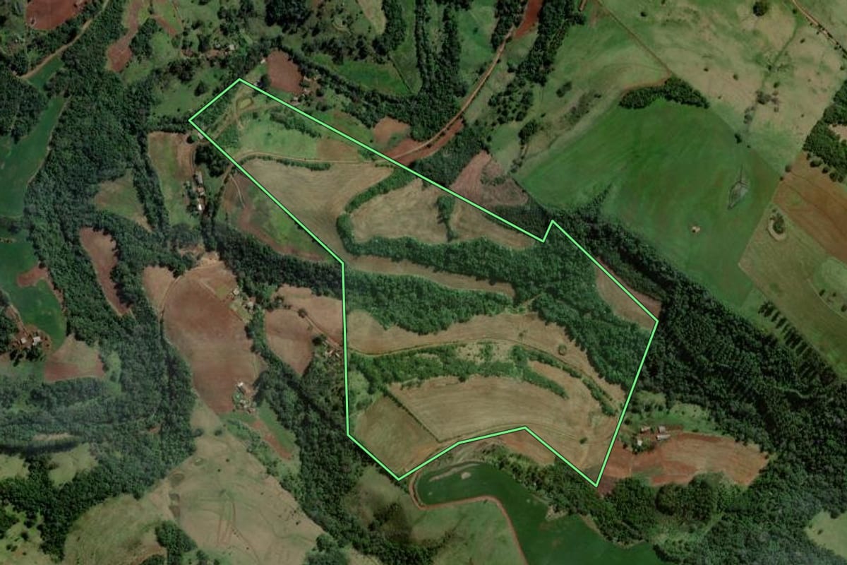 Imagem de satélite do imóvel rural em Caxambu do Sul (SC), com o contorno declarado no CAR desenhado por cima.