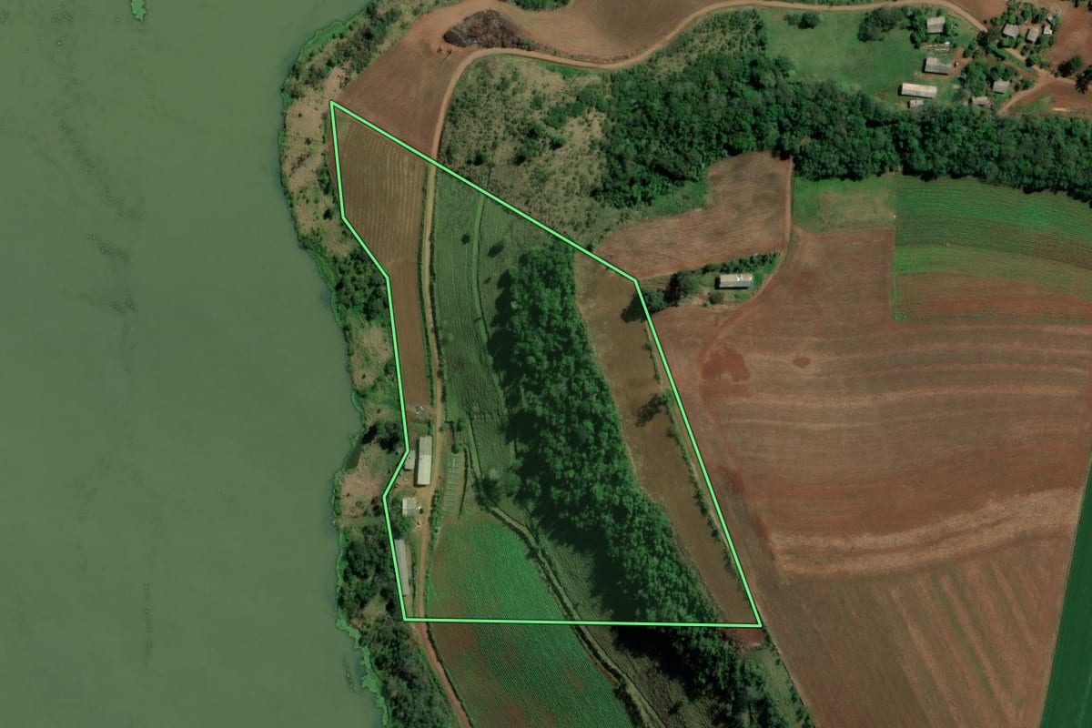 Imagem de satélite do imóvel rural em Caxambu do Sul (SC), com o contorno declarado no CAR desenhado por cima.