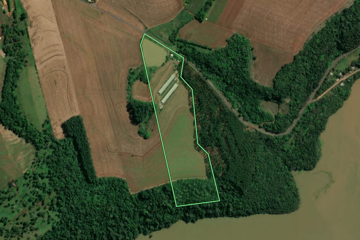 Imagem de satélite do imóvel rural em Caxambu do Sul (SC), com o contorno declarado no CAR desenhado por cima.