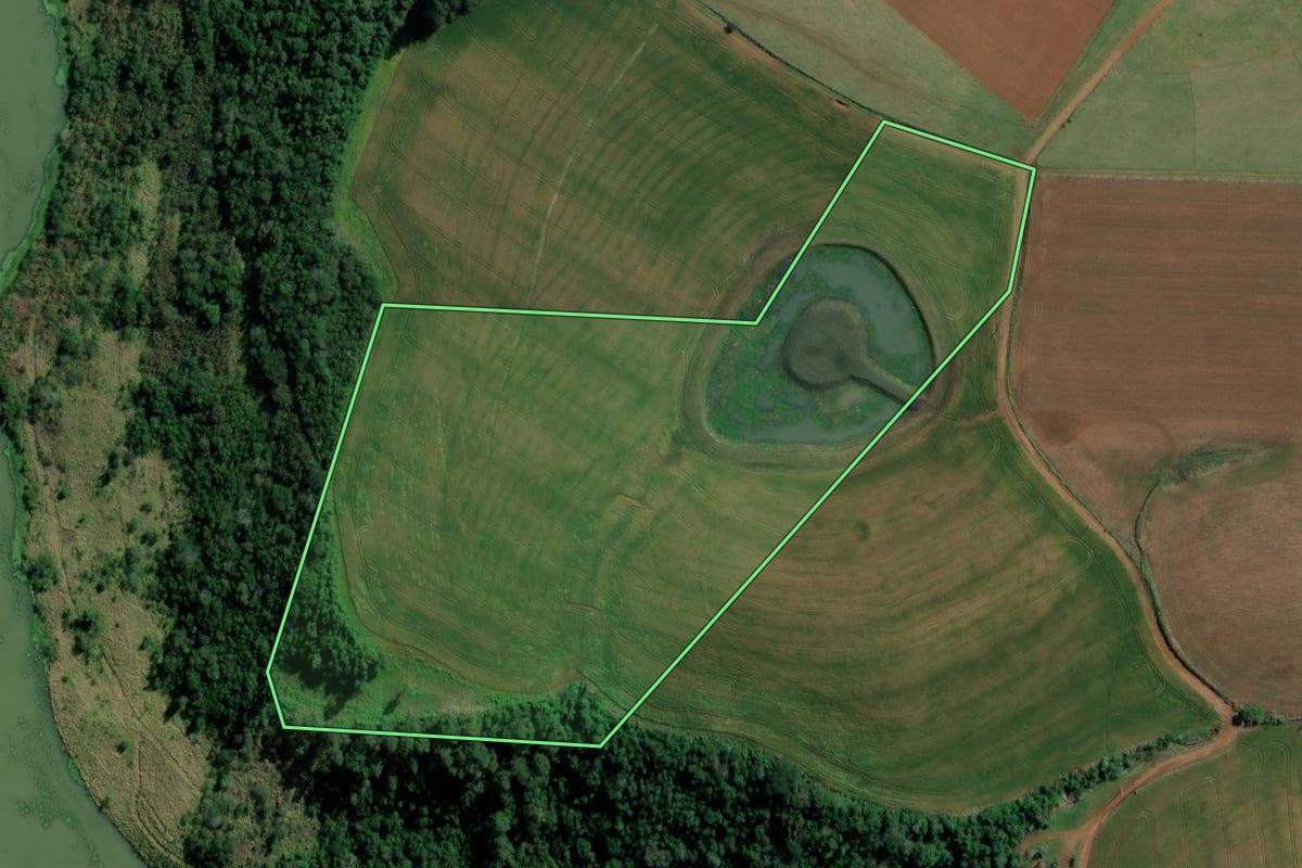 Imagem de satélite do imóvel rural em Caxambu do Sul (SC), com o contorno declarado no CAR desenhado por cima.