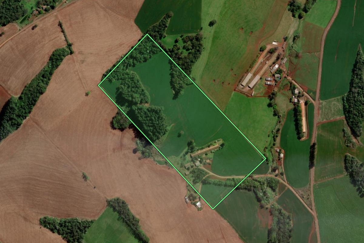 Imagem de satélite do imóvel rural em Caxambu do Sul (SC), com o contorno declarado no CAR desenhado por cima.