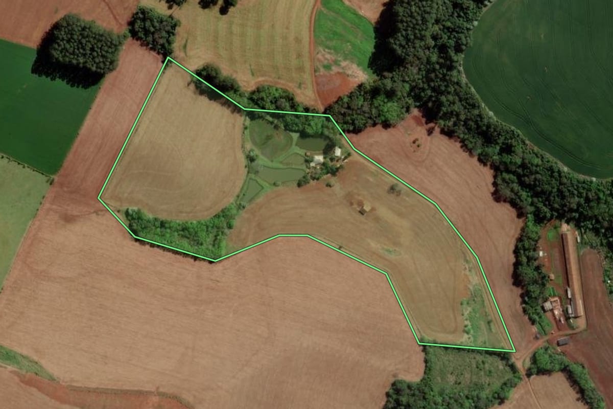 Imagem de satélite do imóvel rural em Caxambu do Sul (SC), com o contorno declarado no CAR desenhado por cima.