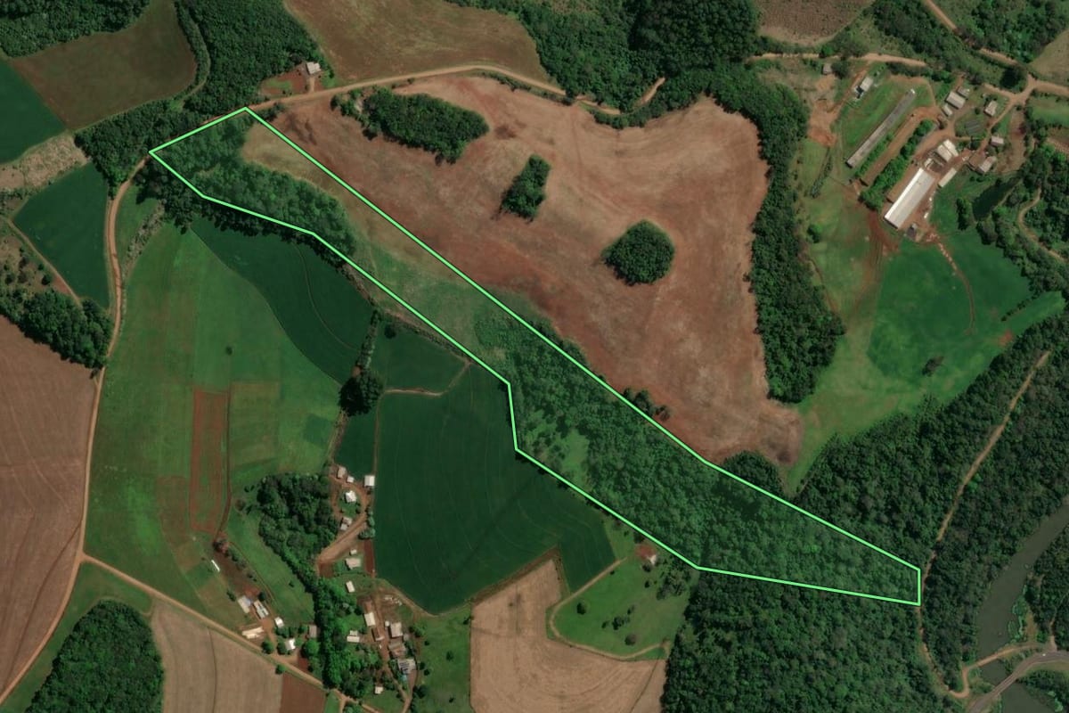 Imagem de satélite do imóvel rural em Caxambu do Sul (SC), com o contorno declarado no CAR desenhado por cima.