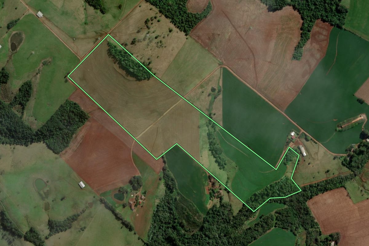 Imagem de satélite do imóvel rural em Caxambu do Sul (SC), com o contorno declarado no CAR desenhado por cima.