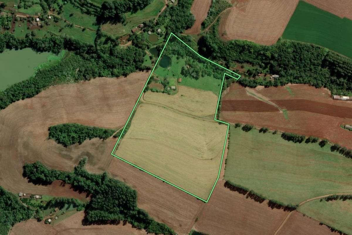 Imagem de satélite do imóvel rural em Caxambu do Sul (SC), com o contorno declarado no CAR desenhado por cima.