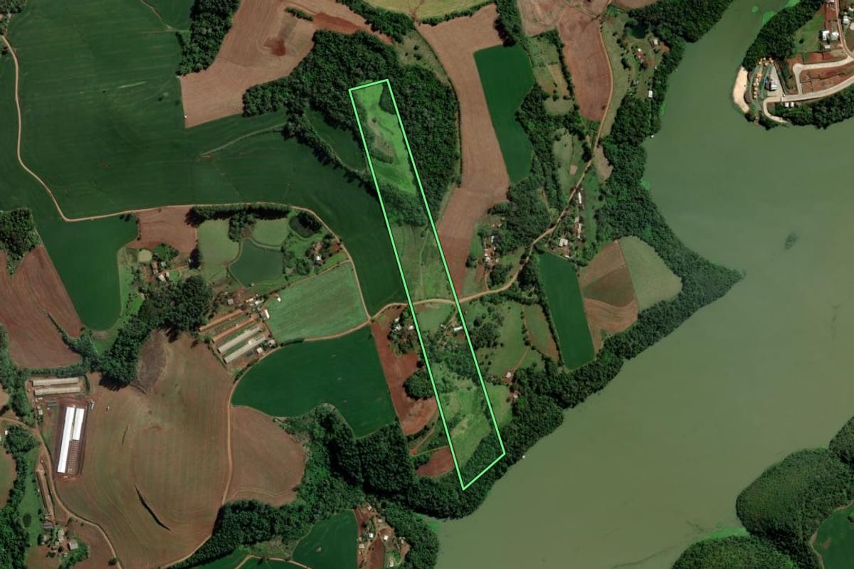 Imagem de satélite do imóvel rural em Caxambu do Sul (SC), com o contorno declarado no CAR desenhado por cima.