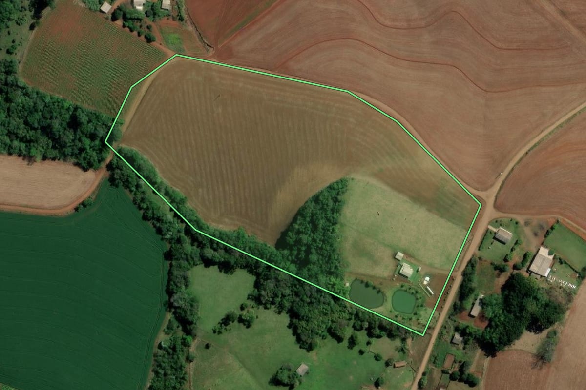 Imagem de satélite do imóvel rural em Caxambu do Sul (SC), com o contorno declarado no CAR desenhado por cima.
