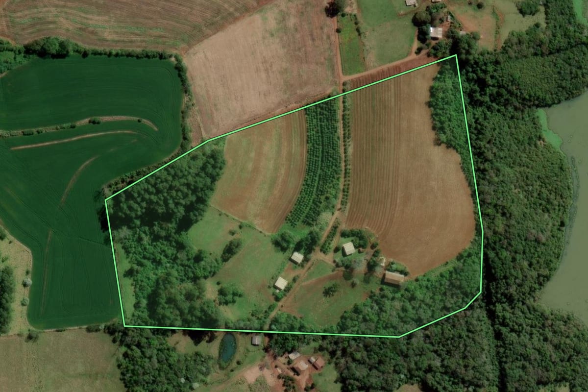 Imagem de satélite do imóvel rural em Caxambu do Sul (SC), com o contorno declarado no CAR desenhado por cima.