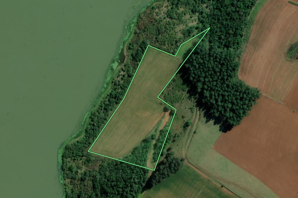 Imagem de satélite do imóvel rural em Caxambu do Sul (SC), com o contorno declarado no CAR desenhado por cima.