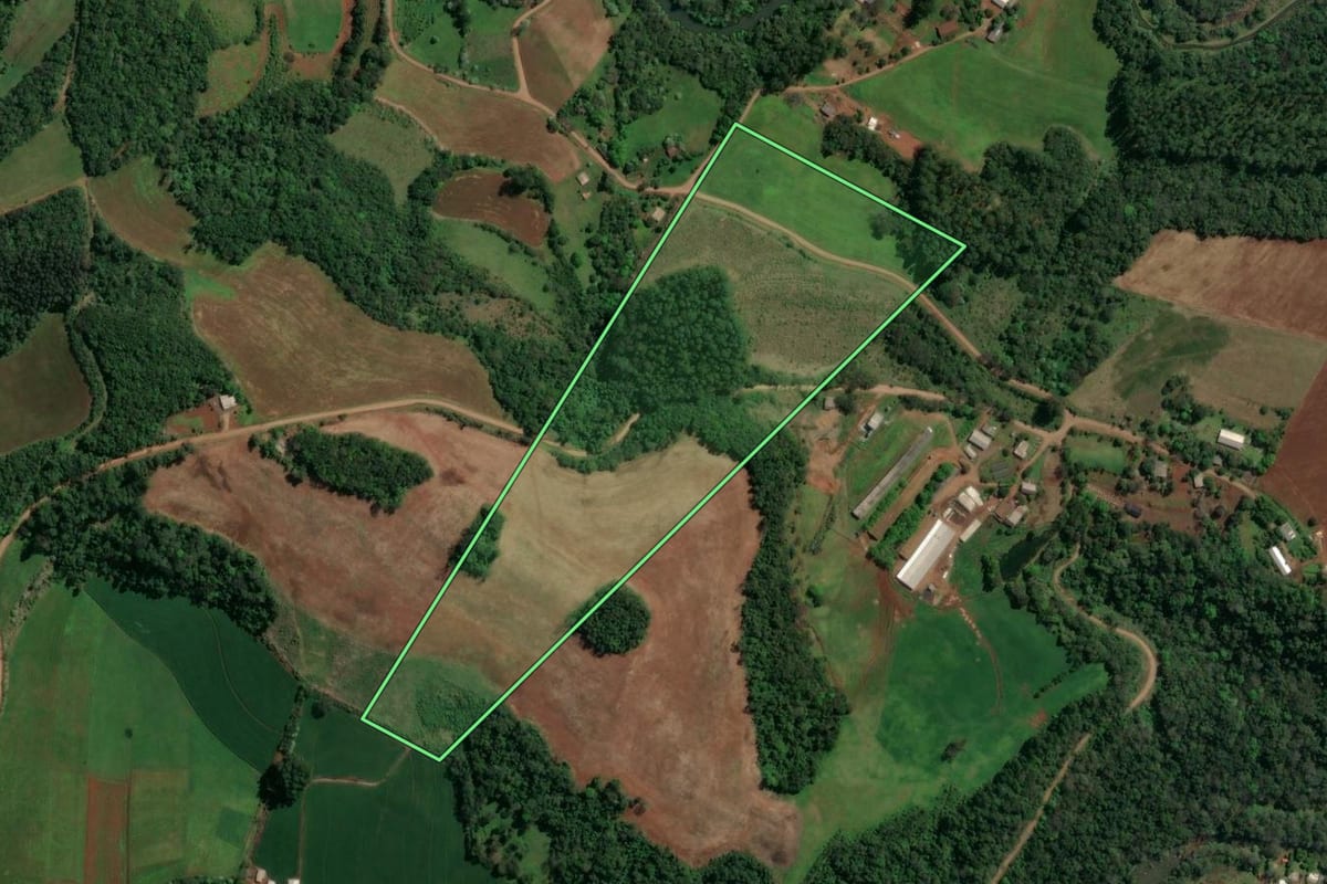 Imagem de satélite do imóvel rural em Caxambu do Sul (SC), com o contorno declarado no CAR desenhado por cima.