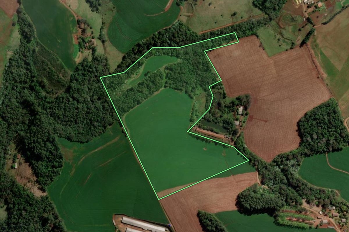 Imagem de satélite do imóvel rural em Caxambu do Sul (SC), com o contorno declarado no CAR desenhado por cima.