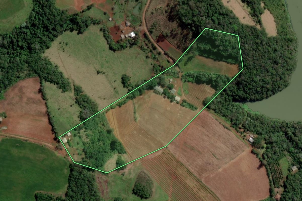 Imagem de satélite do imóvel rural em Caxambu do Sul (SC), com o contorno declarado no CAR desenhado por cima.
