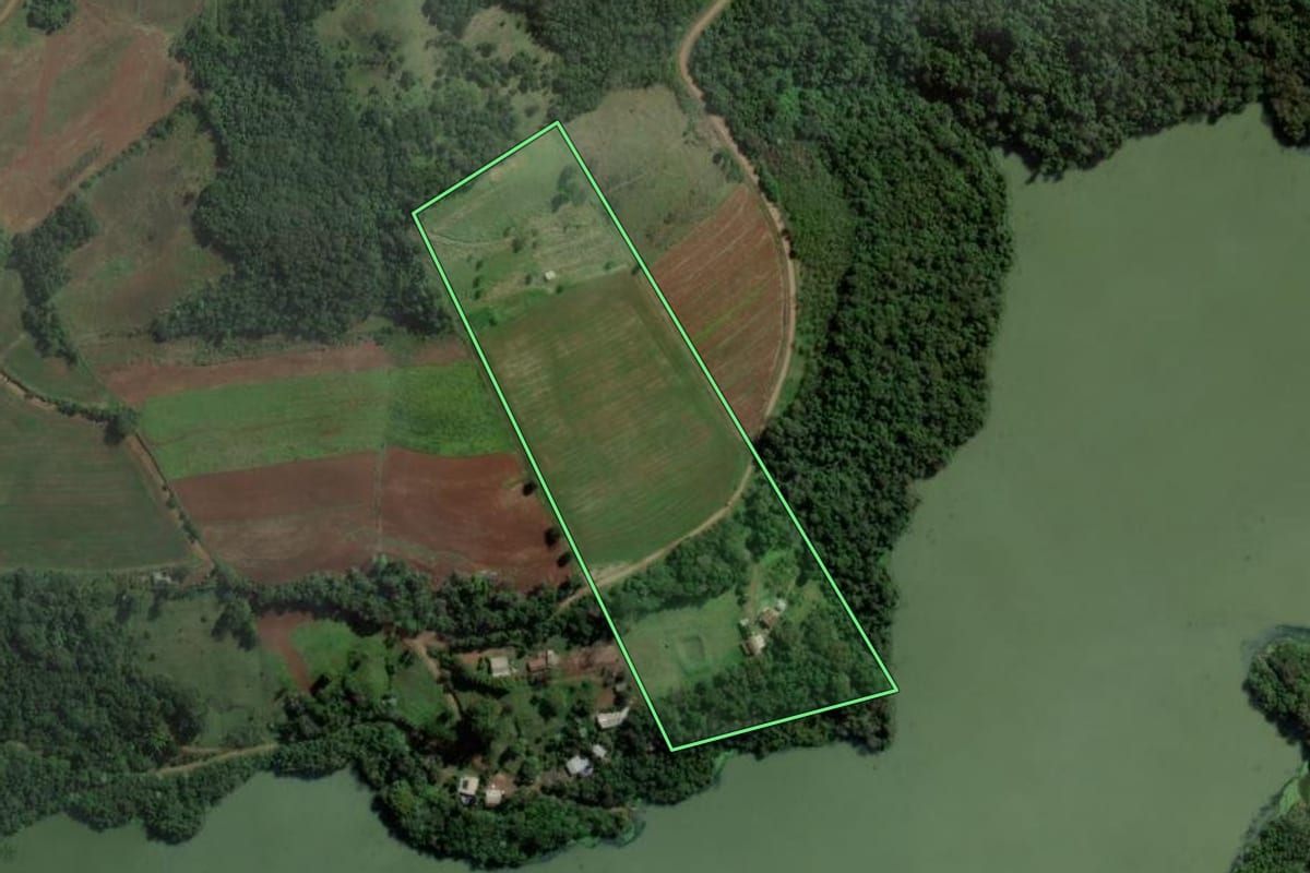 Imagem de satélite do imóvel rural em Caxambu do Sul (SC), com o contorno declarado no CAR desenhado por cima.