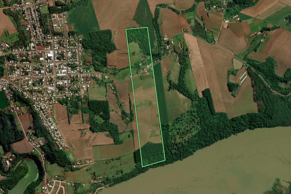 Imagem de satélite do imóvel rural em Caxambu do Sul (SC), com o contorno declarado no CAR desenhado por cima.