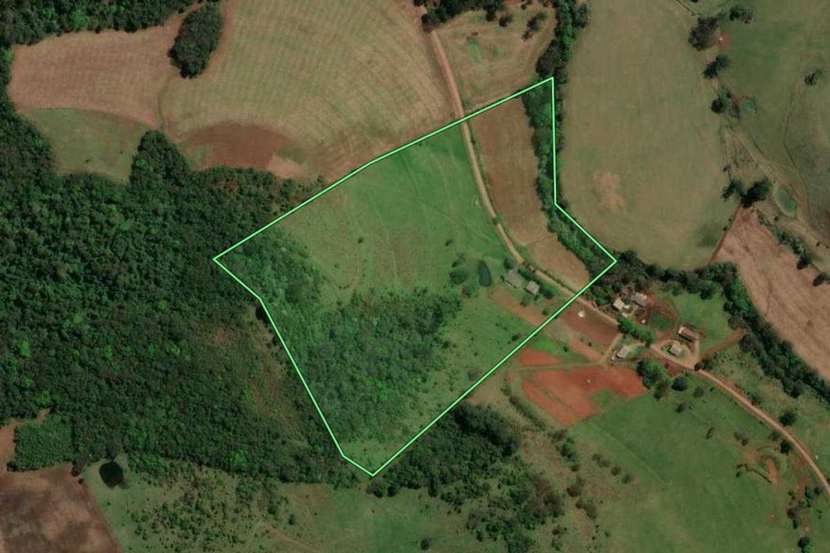 Imagem de satélite do imóvel rural em Caxambu do Sul (SC), com o contorno declarado no CAR desenhado por cima.