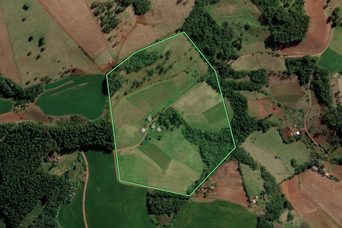 Imagem de satélite do imóvel rural em Caxambu do Sul (SC), com o contorno declarado no CAR desenhado por cima.